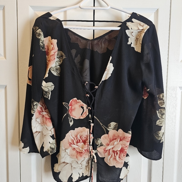 Sheer open-back black and floral blouse - Picture 2 of 3